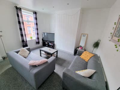 2 big Rooms in Woodhouse area for female tenants Main Photo