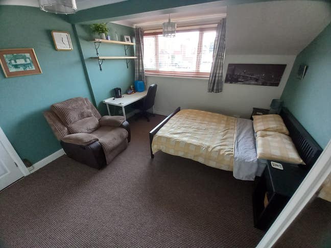 Large Furnished Double Bedroom Main Photo