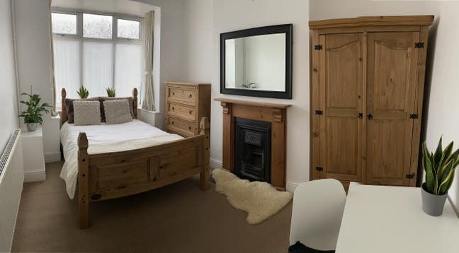 Double room to rent in professional house share Main Photo