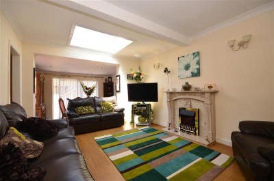 Large King Size room by the sea! Main Photo