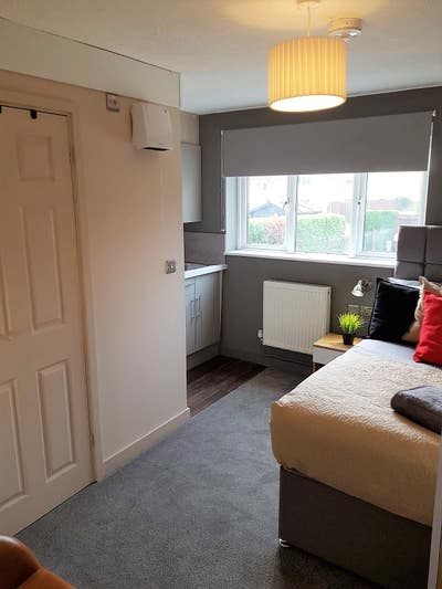 Compact Serviced studio 5 min walk to QEH Main Photo