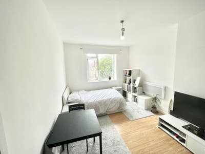 Spacious Double Room Near the Tube Main Photo