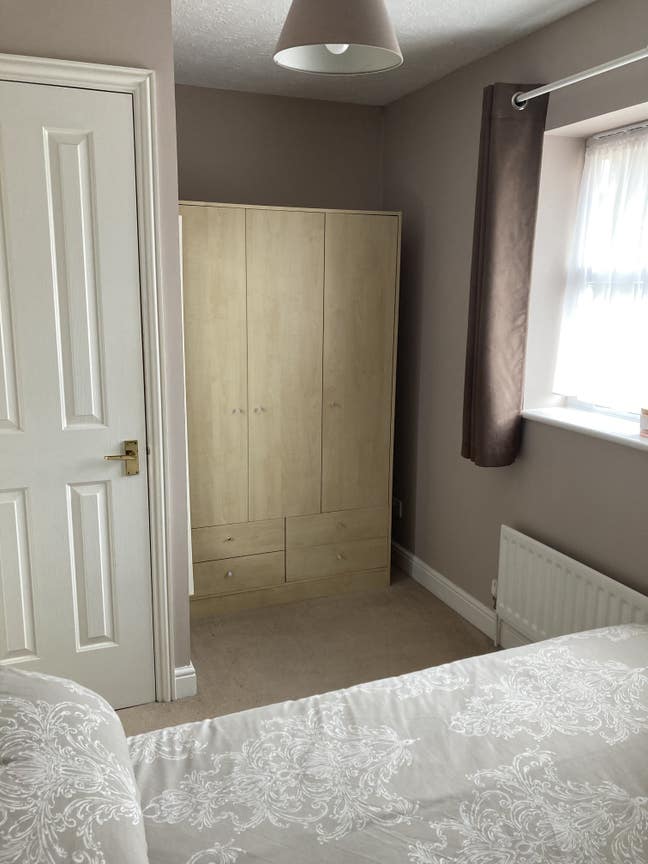 Double room for a female for short term let Main Photo