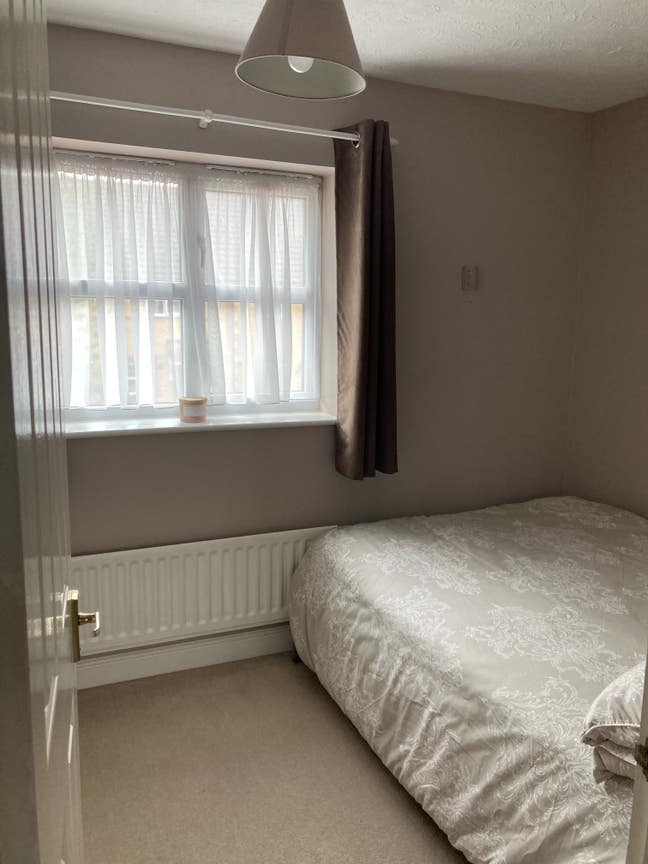 Double room for a female for short term let Main Photo