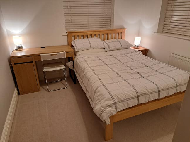 Good sized double room in modern house  Main Photo