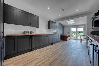  Boutique room with parking & en-suite Hilary Main Photo