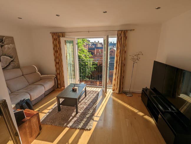 2 Double Rooms Available in Spacious Central House Main Photo