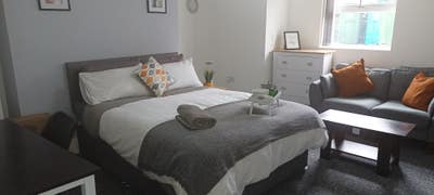 Large double room ensuite near hospitals  Main Photo