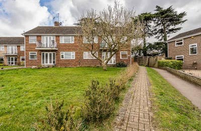 Room in a family home 2 min from Twyford Station Main Photo