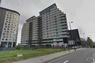 1 large bedroom luxury apartment with balcony Main Photo