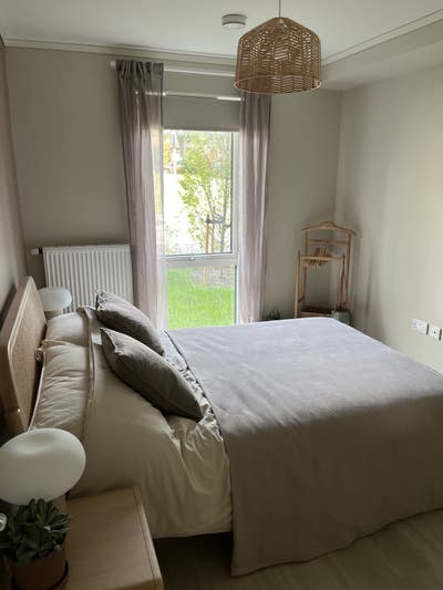 Good sized double bedroom in clean and tidy flat.  Main Photo