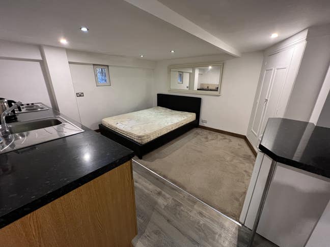 Basement studio to rent nutfield near redhill  Main Photo