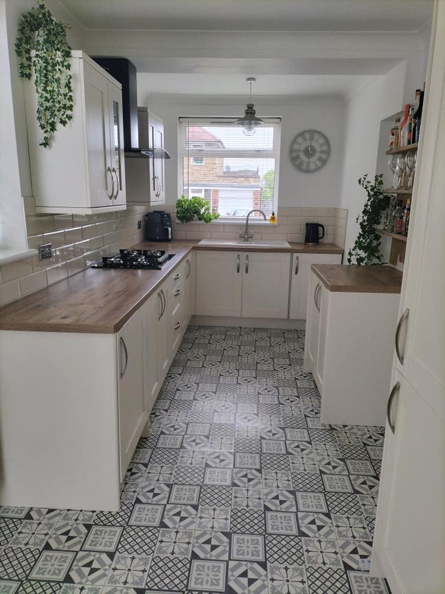 Room for rent in quiet village location  Main Photo