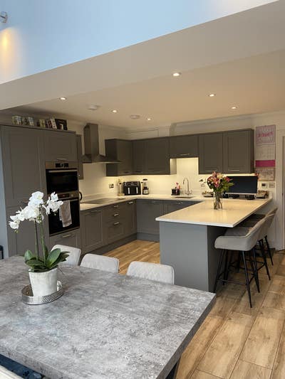 Lovely clean room in family home. Main Photo