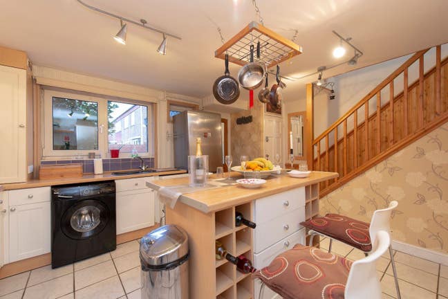 Spacious 3 bedroom terraced house with gardens Main Photo