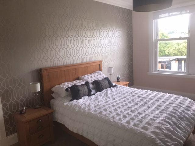 Spacious room with king size bed available  Main Photo