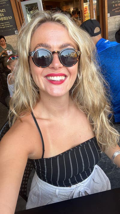 Professional 28 year old female looking for room!  Main Photo