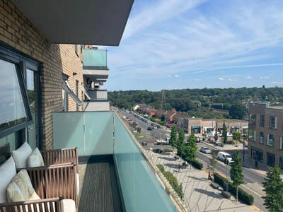 Room  near Carpenders park station Main Photo