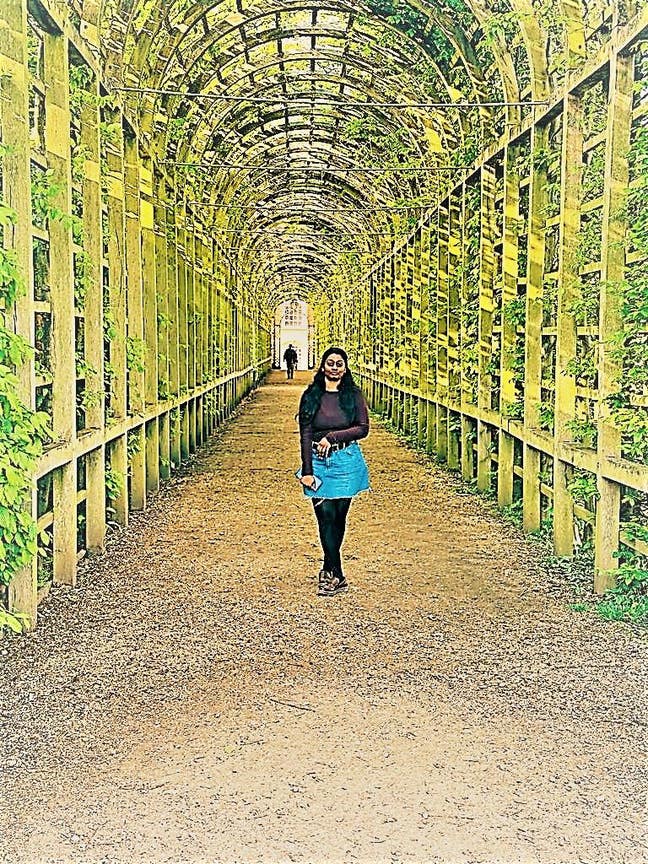 I am a professional female aged 33. I am look... Main Photo