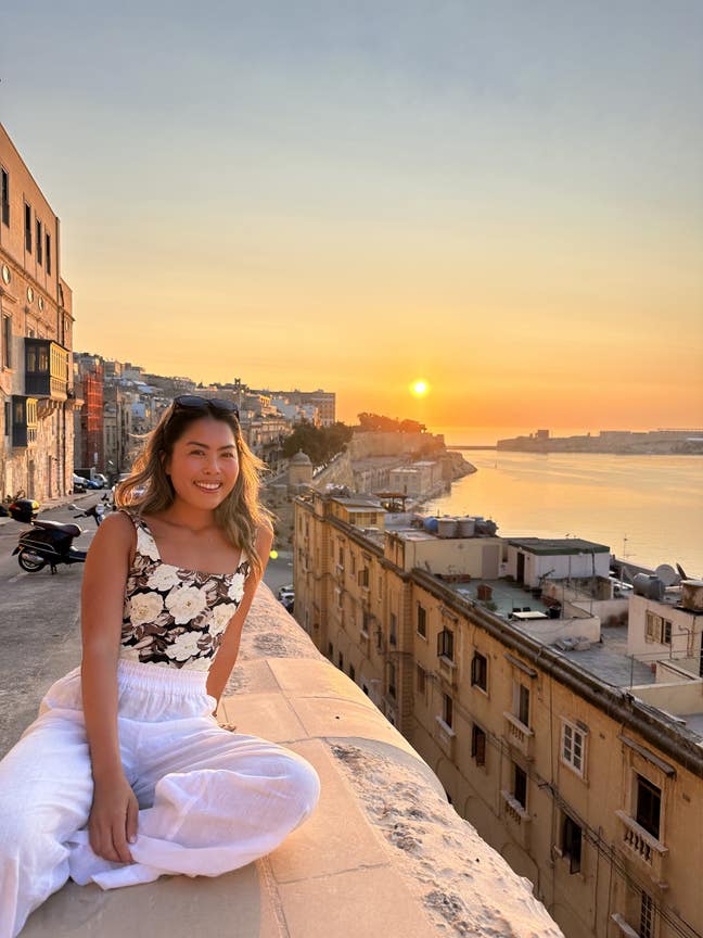 Thuy 32, professional female, double room wanted! Main Photo