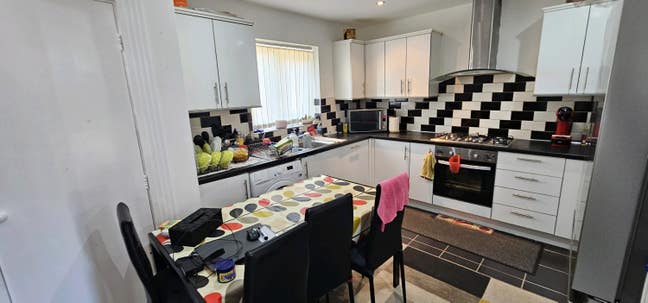 4 bed house, near transport, all amenitie Main Photo