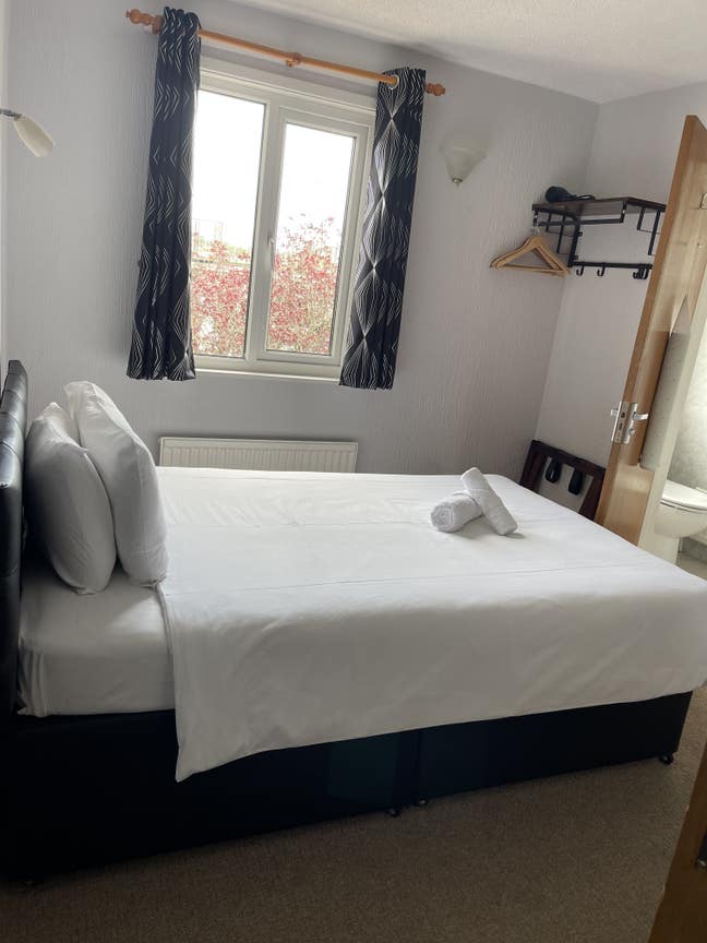 En-suite single room Main Photo