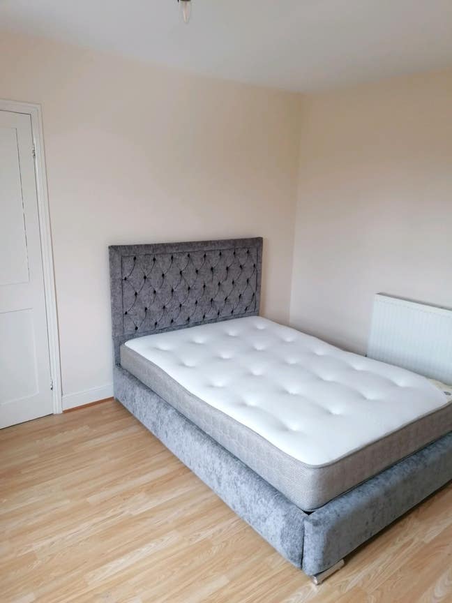 Large Double Room with Walk in Wardrobe. Main Photo