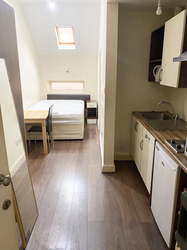 &pound; 850 studio flat to rent  Main Photo