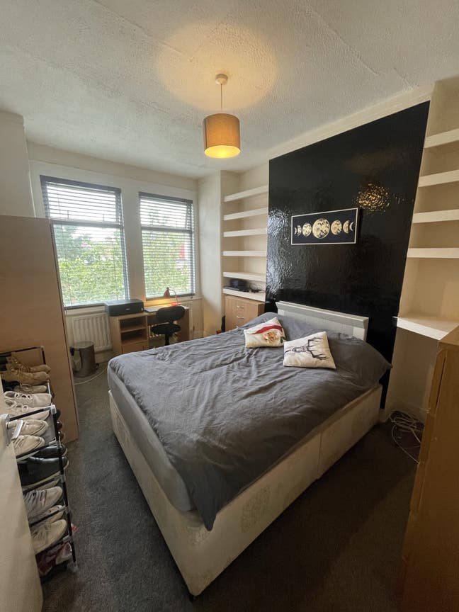 Double bedroom is available at Tooting Broadway Main Photo