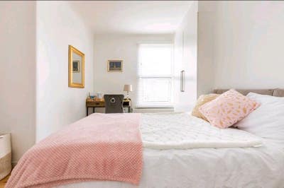 Spacious room with double bed -All bills Included  Main Photo