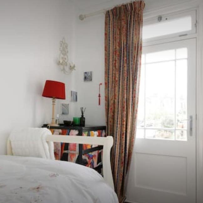 Small bright single room with balcony Main Photo