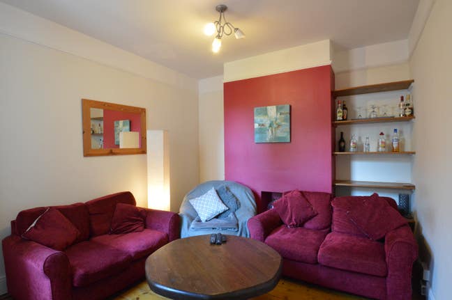 Graduate House 10 min walk into Town  Main Photo