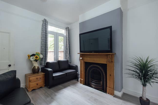 🏡Cute Room + Garden • Bills Incl •  LE3  Main Photo