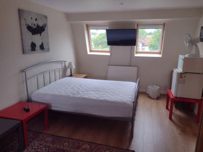 1 large en-suite bedroom house share to rent, Mon- Main Photo