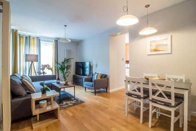 Modern City Center 1 Bed Apartment with Parking Main Photo