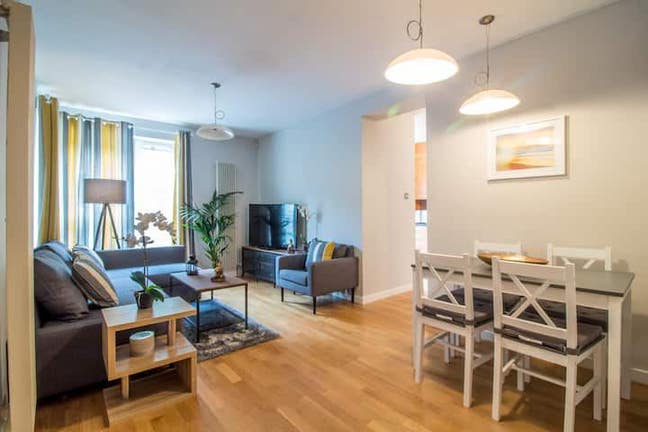 Modern City Center 1 Bed Apartment with Parking Main Photo