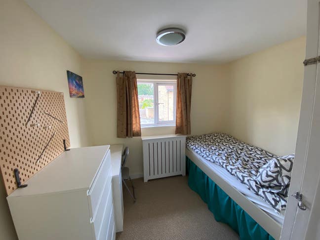 Room in Brockworth available Main Photo