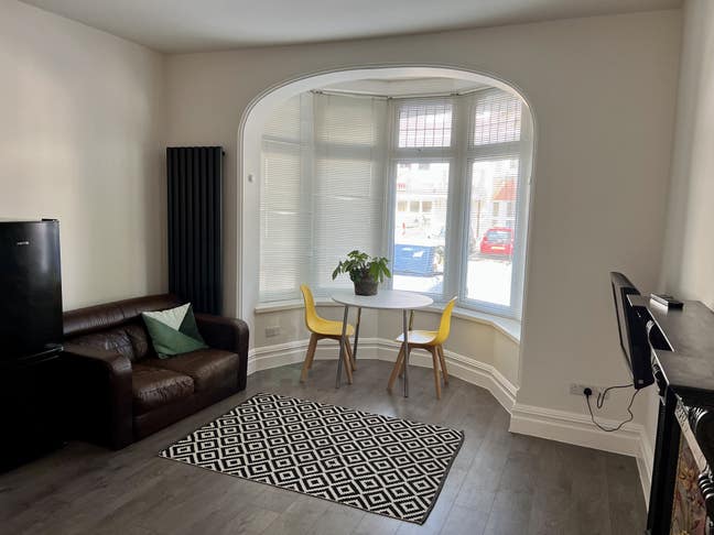 One bed flat close to clifftop  Main Photo