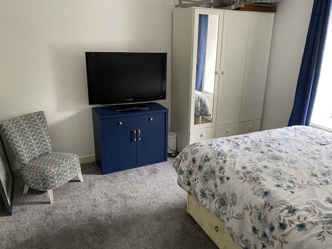 Double room in shared family home  Main Photo