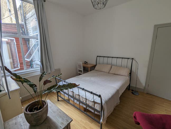 Spacious Double Bedroom in 2 bedroom garden flat Main Photo