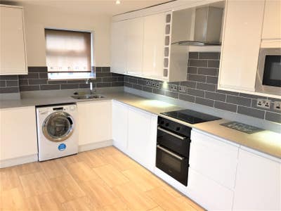 1 Bed Flat Harold Wood £1300pcm Main Photo