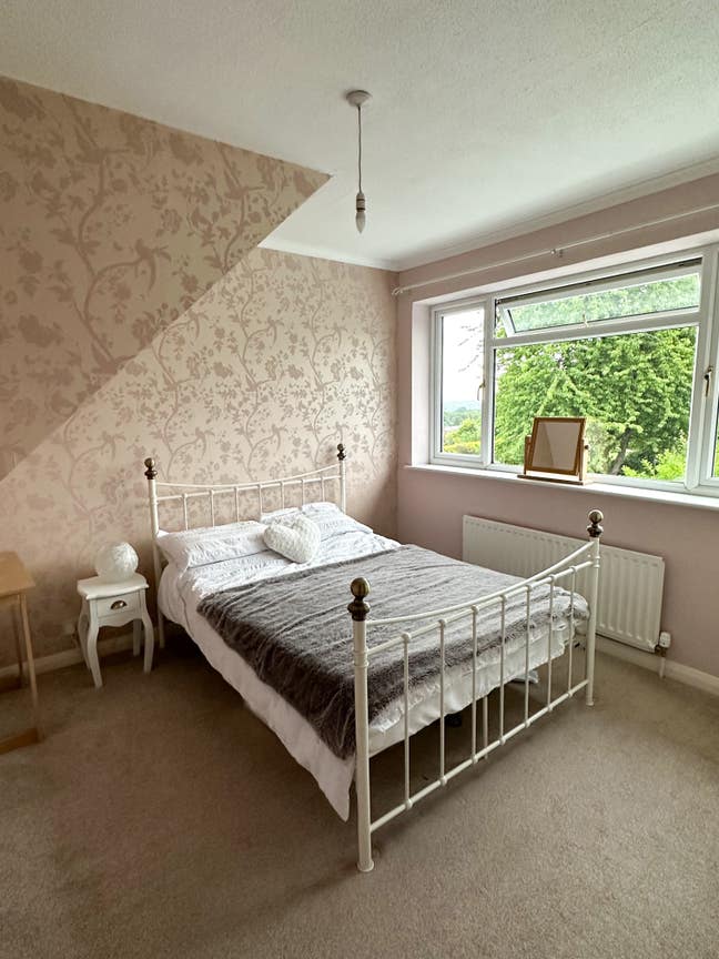 Bright double room in Meadvale, Surrey. Main Photo