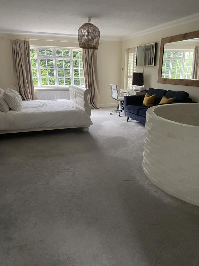 Huge en suite room in large house in Pyrford Main Photo