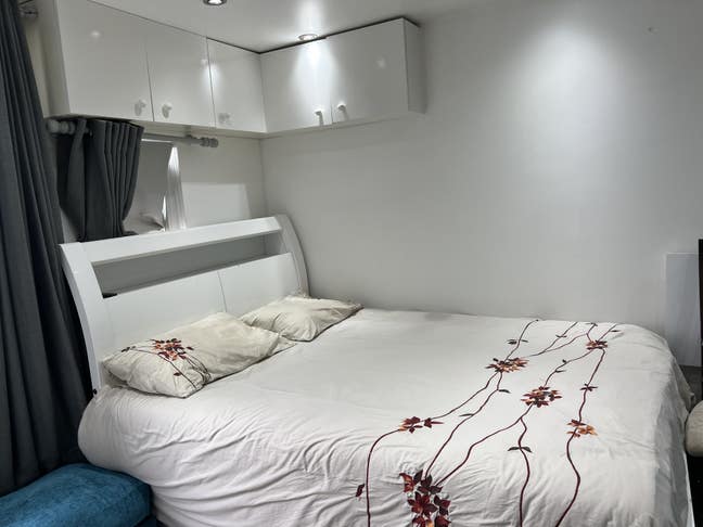 En-suite room in a family house  Main Photo