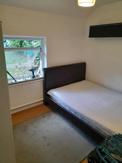 Freshly decorated Double room in central Guildford Main Photo