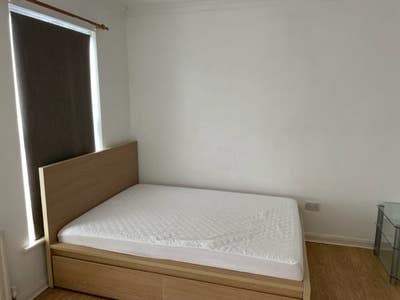 Double bedroom in town centre Main Photo