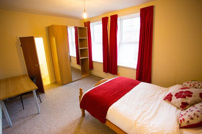 Beautiful en-suite room with TV and Movie channels Main Photo