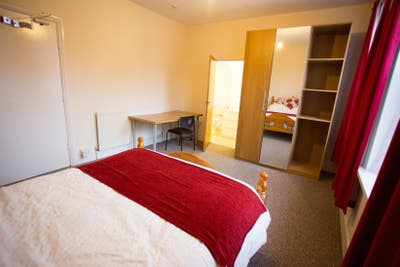 Beautiful en-suite room with TV and Movie channels Main Photo