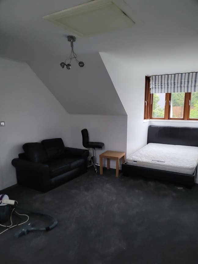 PT Landlord seeks to rent 2 from 3 rooms in townho Main Photo