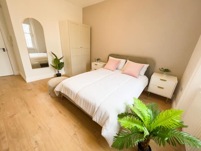 Extra Large Studio - All Bills Included Main Photo